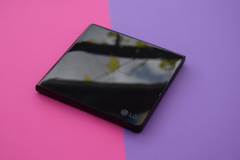 Der externe Brenner von LG sieht im schwarzen Klavierlack gut aus - ist aber anfällig für Fingerabdrücke. 