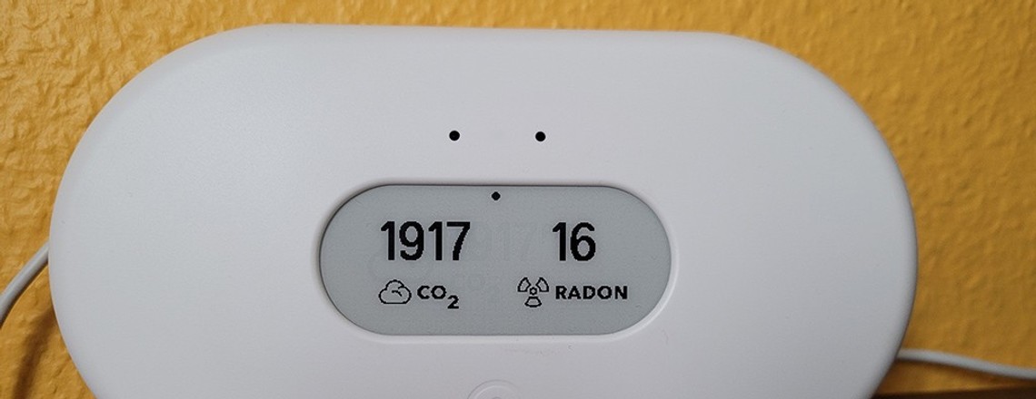 Airthings View Plus: Ab einer CO2-Belastung von mehr als 1400 ppm sollte man die Fenster zum Lüften öffnen.