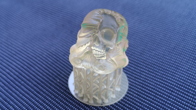 Das transparente Resin wird mit der Zeit milchig. Wer es so klar wie möglich will, darf nicht zu lange Nachhärten und sollte UV-Schutzlack auftragen.