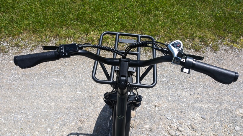 Der Lenker des Fiido T2 wirkt aufgeräumt.