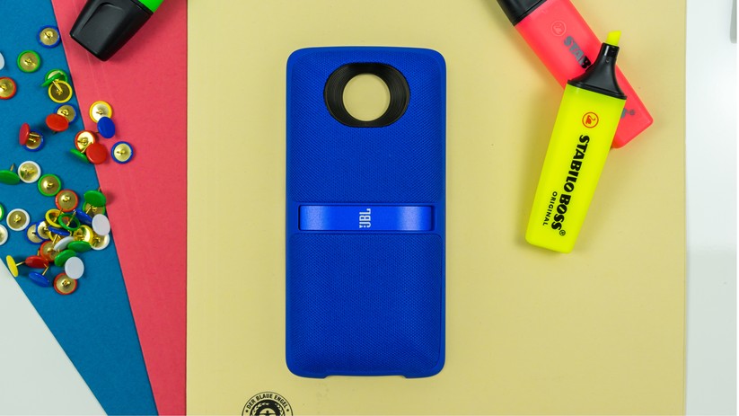 Der SoundBoost 2 von JBL by Harman hat einen integrierten Akku mit 1000 mAh und 6 Watt Leistung.