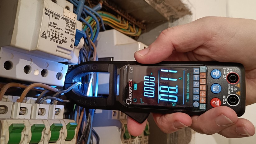 Das Mustool C21 mit Messklammer bietet ein kontrastreiches und gleichmäßig ausgeleuchtetes Display und Lampenfunktion.