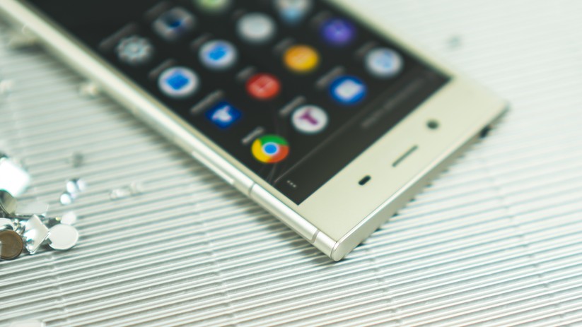 Die Seiten des Xperia XZ1 sind stärker abgerundet als bei den Modellen zuvor.