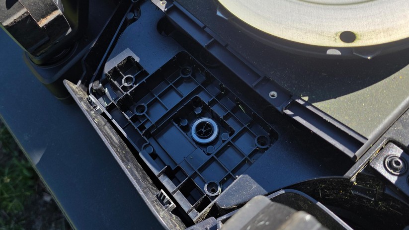 Das separat erhältliche PreciEdge-Modul ist nicht serienmäßig im Lieferumfang enthalten. Der Hersteller verspricht damit randnäheres Mähen bis auf 3 cm. Ohne dieses Modul bleibt bauartbedingt mindestens ein Rand von 10 cm ungemäht.