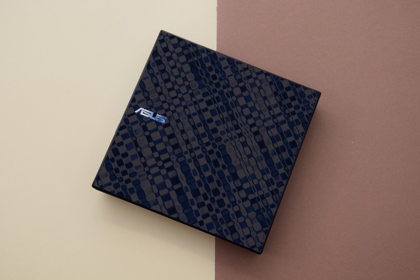 Der Asus Brenner steckt in einem schicken Design. 