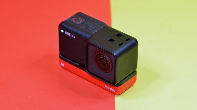 Insta360 One RS: Das Display zeigt wahlweise nach Hinten oder nach Vorne.