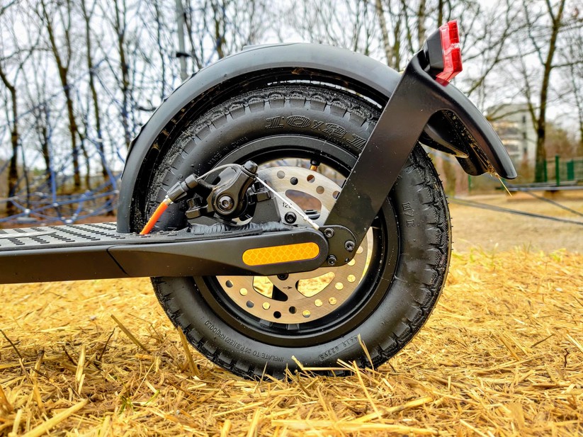 Große Luftreifen sorgen bei einem E-Scooter für ein sanftes Fahrgefühl. 