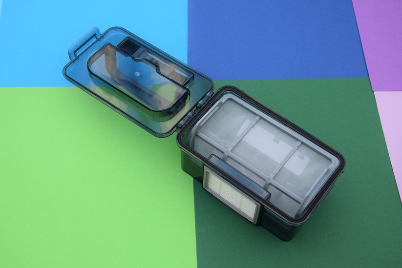 Der Staubbehälter lässt sich zwar leicht entnehmen, die Reinigung selbst ist aber etwas kompliziert. 