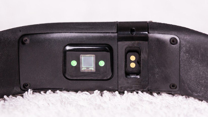 Mit diesem Sensor auf der Rückseite misst der Charge HR den Puls des Trägers.