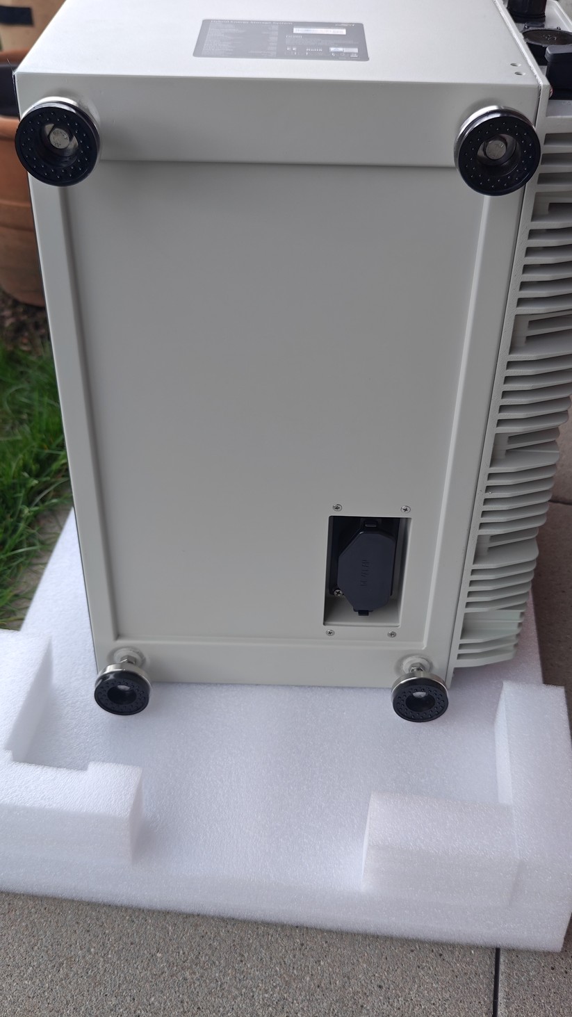 SunEnergyXT 500 Pro: Speicher für BKWs und kleine PV-Anlagen mit vier MPPTs und 5 kWh Kapazität