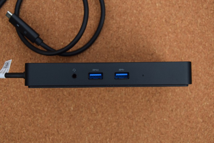 An der Front des USB-C-Docks sind zwei USB-A-Anschlüsse sowie die kombinerte Buchse für Lautsprecher und Mikrofon. 