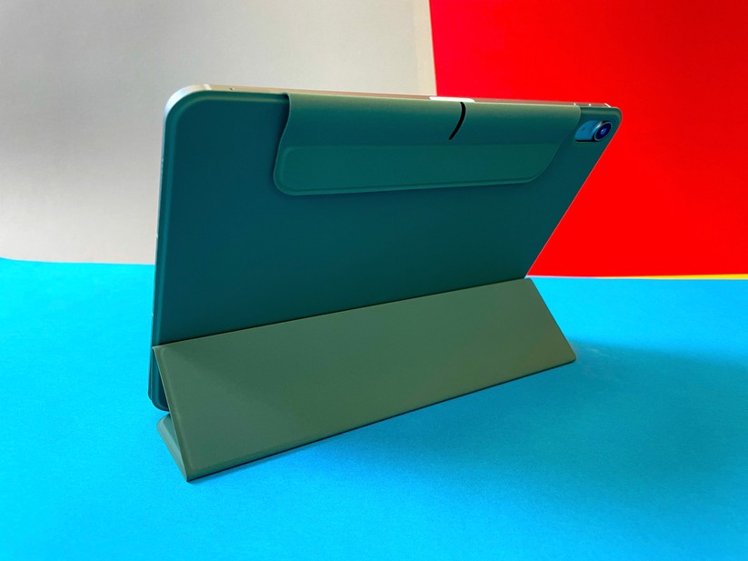 Neben dem originalen Smart Folio für 65 Euro gibt es viele günstigere alternativen mit magnetischer Halterung.