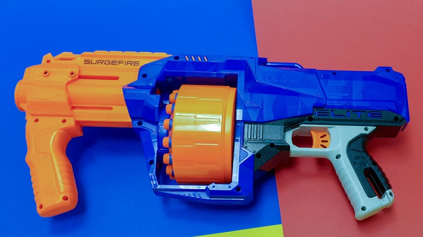 Die Nerf Surgefire erinnert an eine Mischung aus Shotgun und Tommy Gun. 