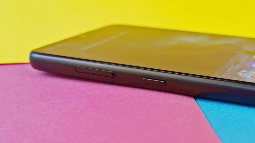 Dedizierter Button für den Google Assistant - funktioniert auch , wenn das Smartphone gesperrt ist