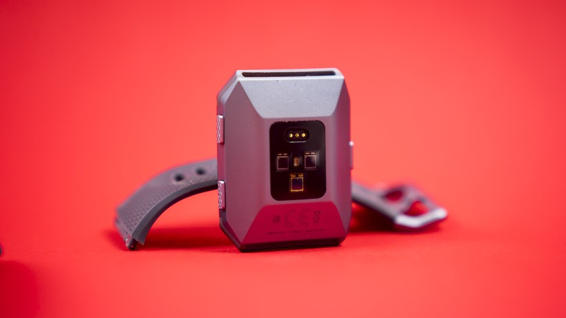 Die Fitbit Ionic wird über drei Federkontaktstifte (Pogo Pins) aufgeladen.