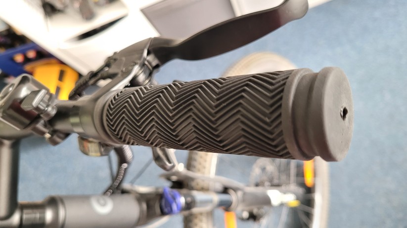 Eleglide M1 Plus 29 Zoll: Der Griff bietet zwar auch mit Handschuhen einen guten Grip. Die geriffelte Oberfläche prägt sich aber in der Handinnenfläche ein. Bei unserem Testfahrer ist zudem die rechte Hand etwas eingeschlafen.