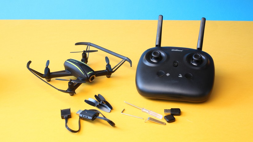 Zum Lieferumfang gehören der Multicopter inklusive Ladegerät und Akku, Ersatzpropeller, Werkzeug, Speicherkarte und MicroSD-Cardreader.