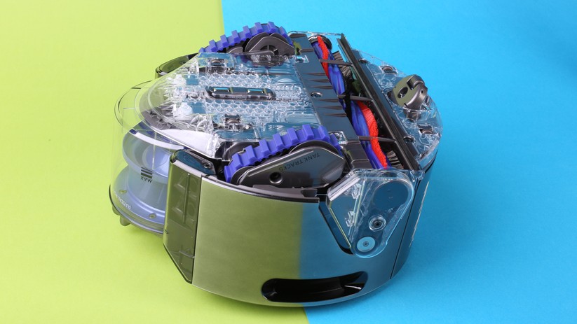 Auf der Unterseite sind Raupenantrieb, Reinigungsbürste und Ladekontakte sichtbar.