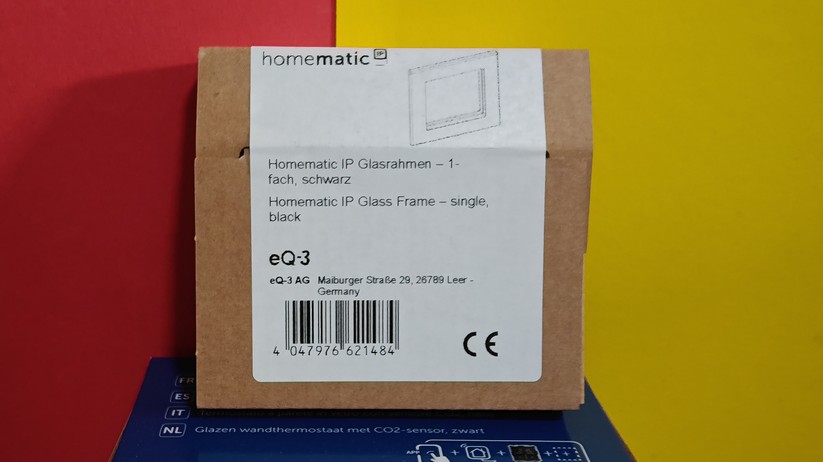 Das Homematic IP Glas-Wandthermostat mit CO₂-Sensor gibt es in Schwarz oder Weiß. Auf seinem Glas-Display kann es Temperatur, Luftfeuchte und CO₂-Konzentration abwechselnd anzeigen.