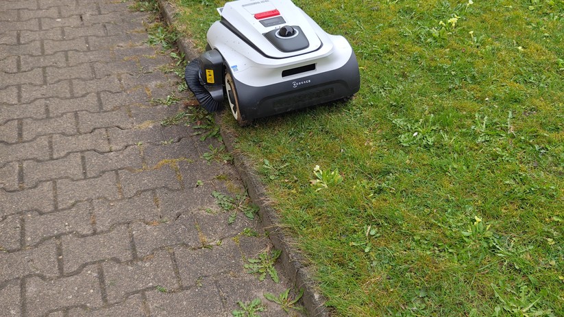 Der Trimmer funktioniert noch nicht perfekt. Aber nach zwei Durchläufen kann sich das Ergebnis sehen lassen. So wenig Nacharbeit an den Kanten bietet bislang kein anderer von uns getester Mähroboter.