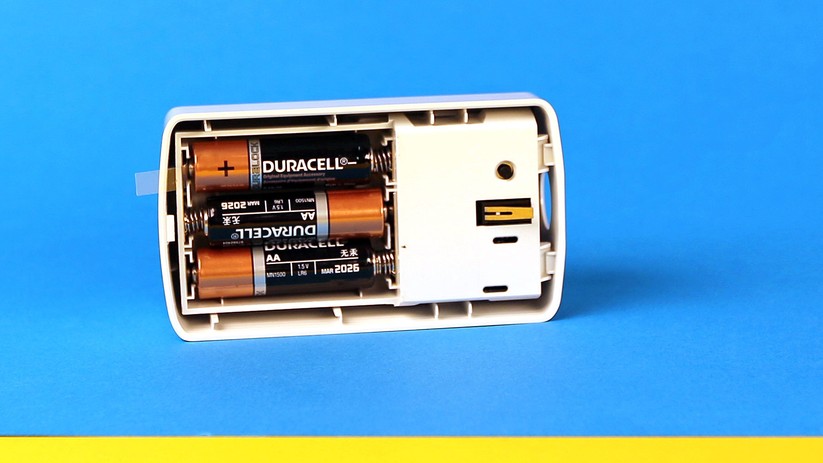 Wie bei allen Komponenten sind Batterien auch beim Bewegungsmelder eingesetzt. Der kleine Mikroschalter ist der Sabotagekontakt, der beim Öffnen des Gehäuses anspricht und sofort Alarm auslöst.