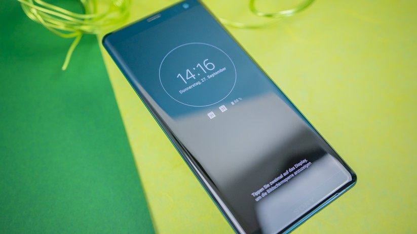 Always-on-Display (AoD) zeigt Uhrzeit und Datum auf dem Xperia XZ3 an.