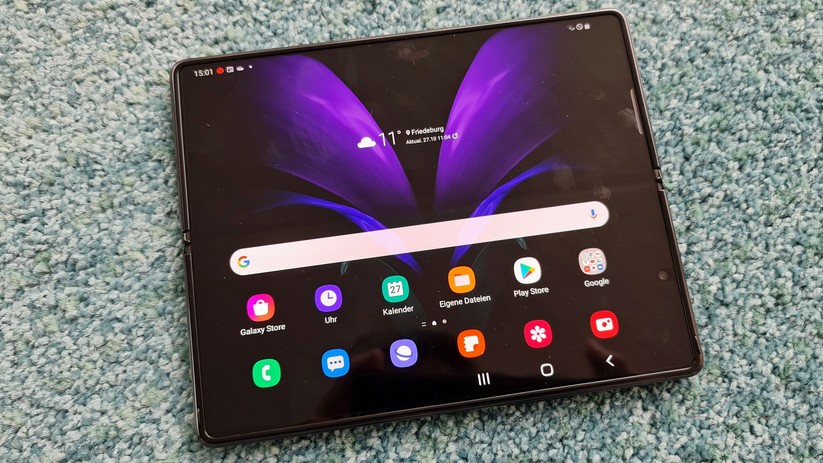 Riesen-Display - die Falte in der Mitte stört nach kurzer Zeit nicht mehr