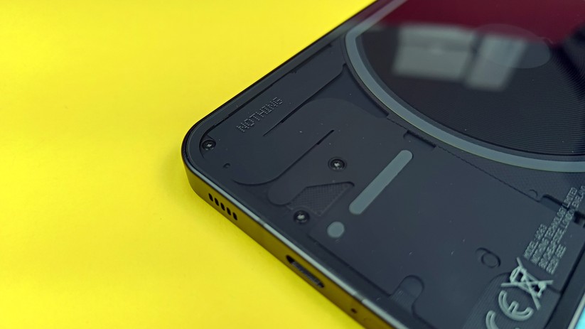 Die Technik im Nothing Phone 1 ist nicht nur teilweise sichtbar, sondern auch gut