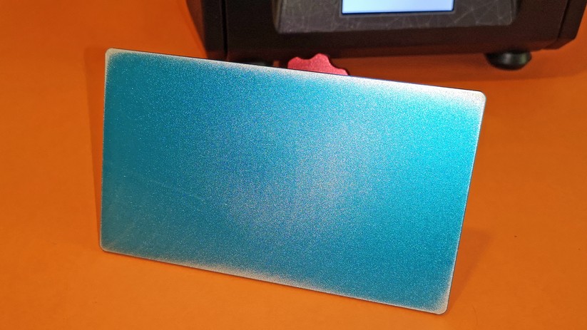 Wir haben unsere Druckplatte des Anycubic Photon angeschliffen. Anschließend war die Haftung deutlich besser. 