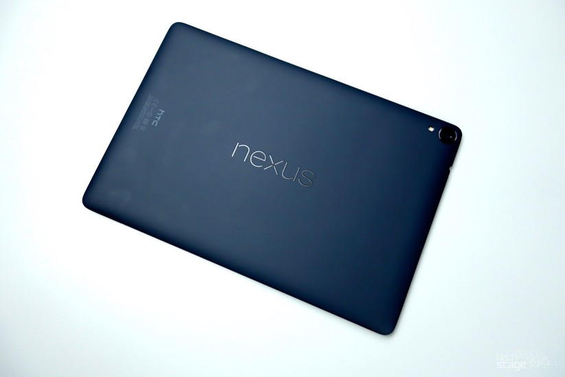 Die Rückseite des Nexus 9 ist matt und zieht Fingerabdrücke an.