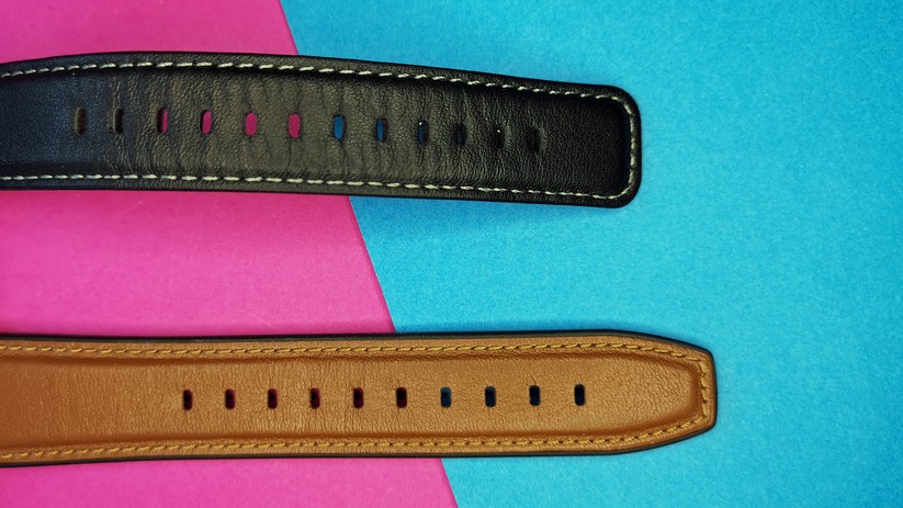 Das günstige Armband (schwarz) zeigt nach wenigen Tagen erste Abnutzungserscheinungen.