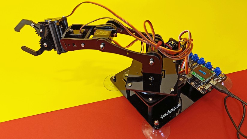 Elektrischer Roboterarm von Adeept.