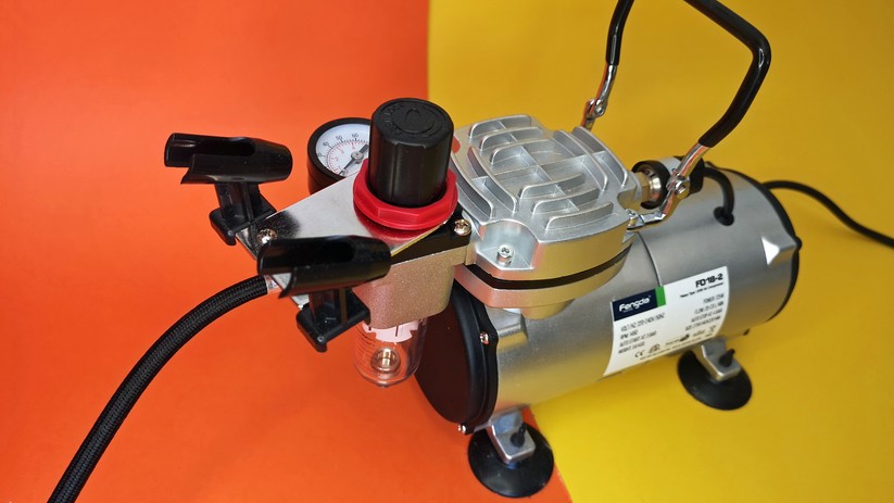 Dieser Set-Kompressor ist leise, hat einen Wasserabscheider und einen regulierbaren Arbeitsdruck.