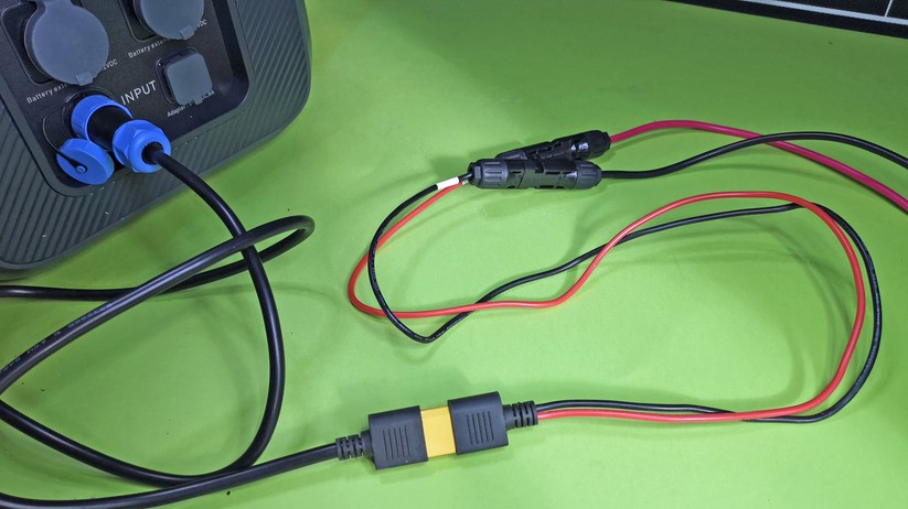 Diese Adapter stecken zwischen Solarpanel und Powerstation.