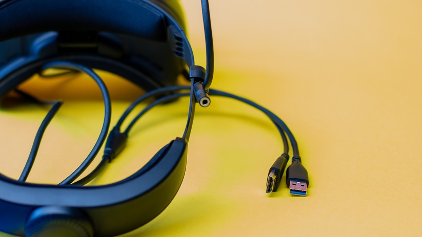 HDMI, USB, Audio: Sind diese drei Kabel angeschlossen, ist das Headset einsatzbereit (wenn die Hardware stark genug ist). 