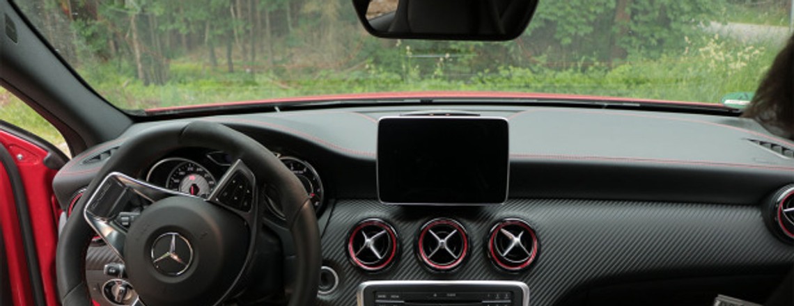 Infotainmentsystem des Mercedes AMG A 45 im Test