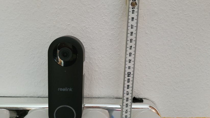 Reolink empfiehlt eine Montagehöhe von 120 cm. Dank eines mit 97° großen vertikalen Sichtfelds erfasst sie Personen noch, wenn sie bei geringerer Höhe montiert wird. 