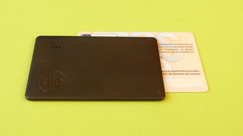 Der Tile Slim hat die Abmessungen einer Kreditkarte. Er ist allerdings etwa zweieinhalb Mal so dick.