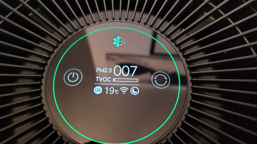 Der Partikelsensor erfasst Partikel in den Größen PM10 (Pollen) und PM2.5 (Feinstaub) sowie flüchtige organische Verbindungen (TVOC, total volatile organic compounds). Das OLED-Display informiert über die Werte des Partikelsensors. Das Symbol oben steht für Pollen. Ist die Luftverschmutzung gering, leuchtet das Pollensymbol sowie der um das runde Display verlaufende LED-Streifen in Grün. Das UV-Symbol in der untersten Zeile links signalisiert, dass die integrierte UV-Sterilisation aktiv ist. Damit sollen Viren und Bakterien abgetötet werden. Zudem bietet der Luftreiniger noch Sensoren für Temperatur und Luftfeuchte.