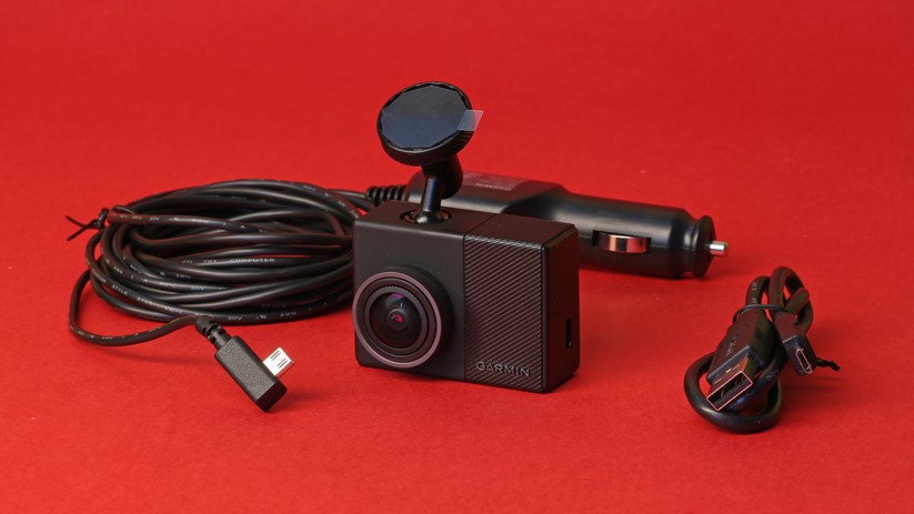 So sieht der Lieferumfang der Dashcam 65W aus.