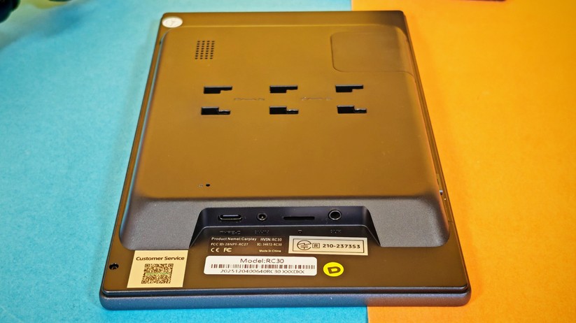 Lamtto RC30: Anschlüsse für USB-C, Klinke (AUX) sowie Rückfahrkamera und microSD 
