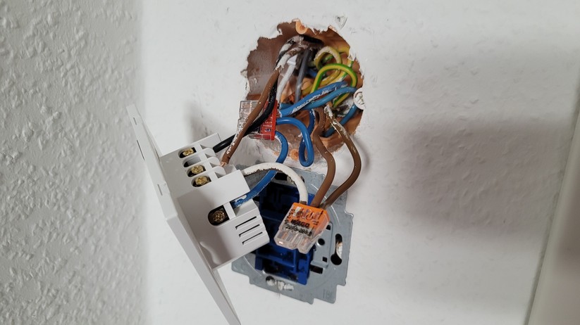 Der Refoss-Rolladenschalter ist schnell installiert und bietet LED-beleuchtete Bedienelemente.