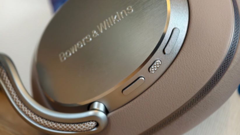Perforierter Mikrofonring an der Ohrmuschel des Over-Ear-Kopfhörers Bowers & Wilkins Px8 S2