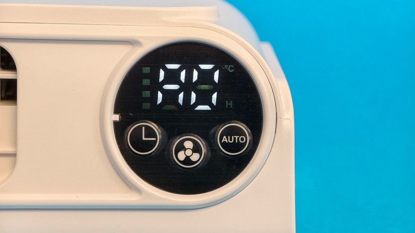 Bedienfeld mit Temperaturanzeige am Heizkörperventilator