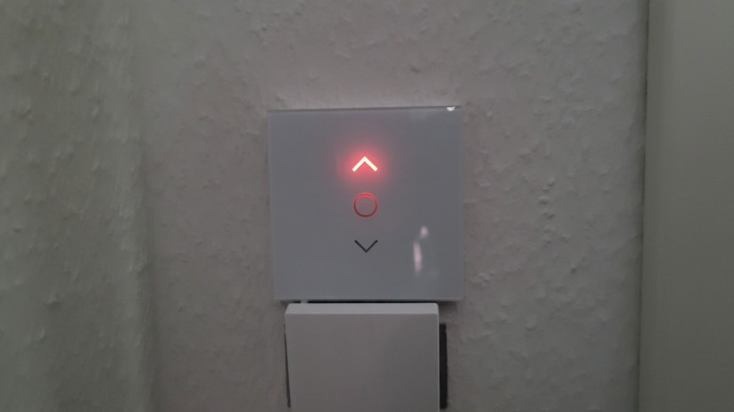 Der Refoss-Rolladenschalter ist schnell installiert und bietet LED-beleuchtete Bedienelemente.