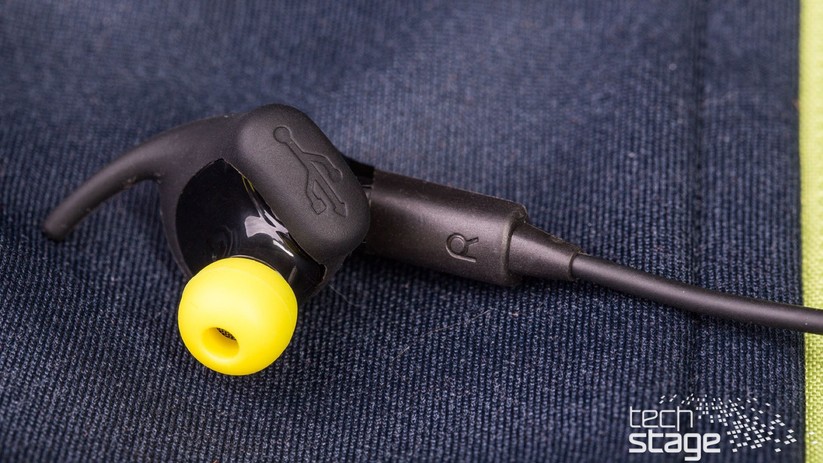Im rechten Ohrhörer verbirgt sich ein Micro-USB-Anschluss zum Aufladen des integrierten Akkus.
