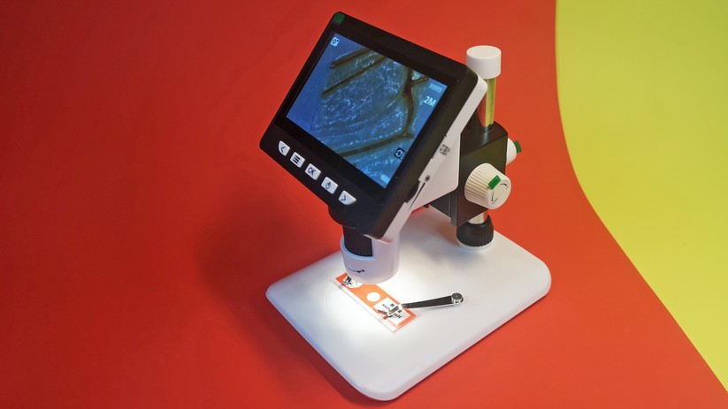 Das digitale Mikroskop mit LCD für knapp 70 Euro.