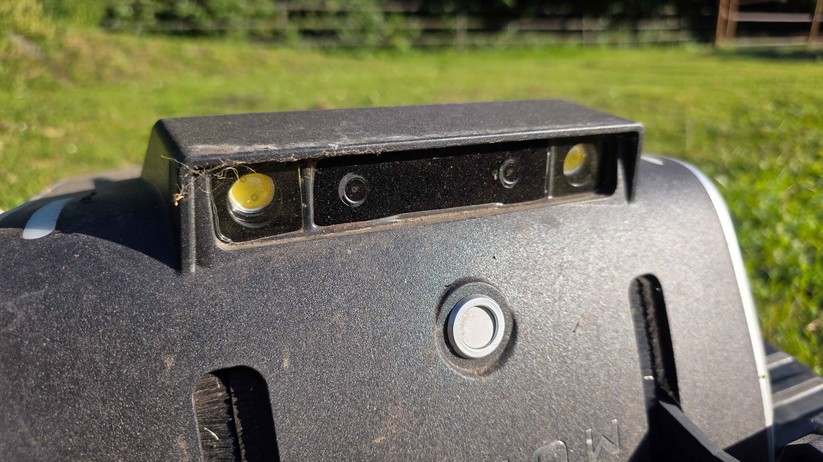 Lymow One Plus: Mähroboter mit Raupenantrieb, RTK- und kameragestützte Navigation sowie ungewöhnlich große Rotationsmesser.