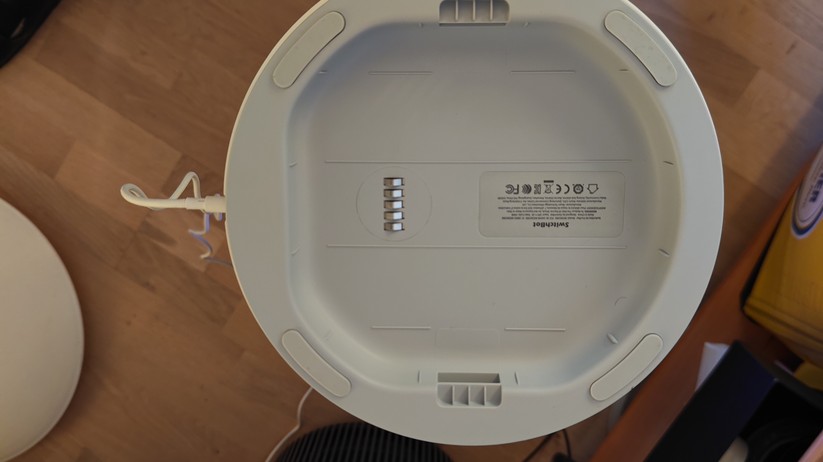 Switchbot Luftreiniger F6: Mit den Anschlüssen am Gehäuseboden kann der Luftreiniger auch auf einem Transport-Roboter betrieben werden.