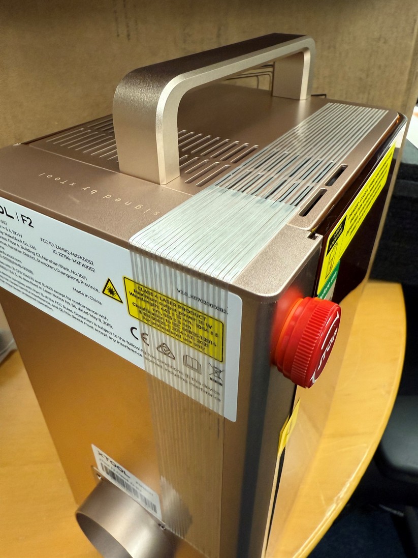 Nach dem Auspacken gilt es, die Transportsicherung zu entfernen – im Falle des Xtool F2 ist das vor allem ein Klebestreifen, der das nach oben schiebbare Gehäuse zusammenhält. 